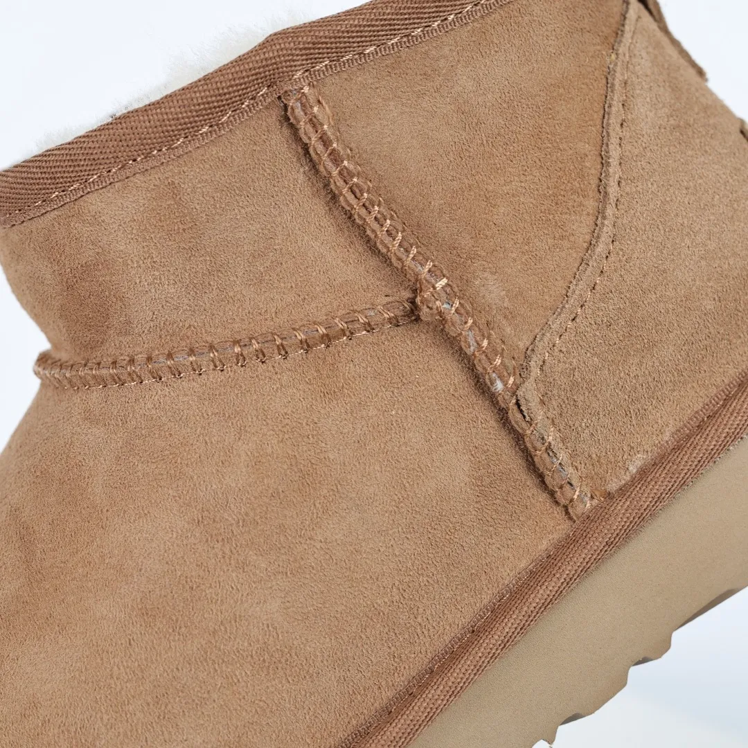 Pick up locally 💰520 Core recommendation Good price It is a very suitable choice for keeping warm in winter and at home. In the new year, uug launched a series of styles, which are partial to the preferences of young consumers and have also moved to the forefront of fashion trends. Shoe body material Water-repellent coated suede upper 17mm UGGPURE™ implantable wool insole Lightweight non-slip comfortable rubber outsole With brand LOGO trademark Comes with a full set of packaging Size: 35 36 37 38 39 40 41 42 43 44